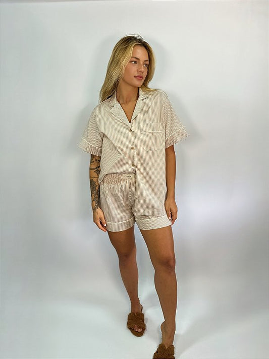 CONJUNTO DE PIJAMA FEMININO TRADICIONAL CURTO | LISTRADO BEGE